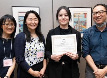 Associate Professor Ikuko Komuro-Lee, Assistant Professor Yukiko Yoshizumi and Associate Professor Jotaro Arimori with Michelle Lai who is holding a certificate